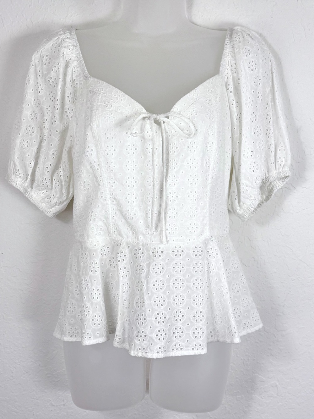 Nine Britton White Eyelet Peplum Blouse NWOT M Puff Sleeve Smocked Back Boho Top